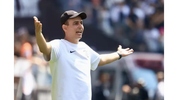 Lucas Piccinato, tecnico do Corinthians lamenta  queda de jogadora em campo que pode ser desfalque por lesão no jogo de volta contra o Sao Paulo no estadio no Canindé- Paulista Feminino