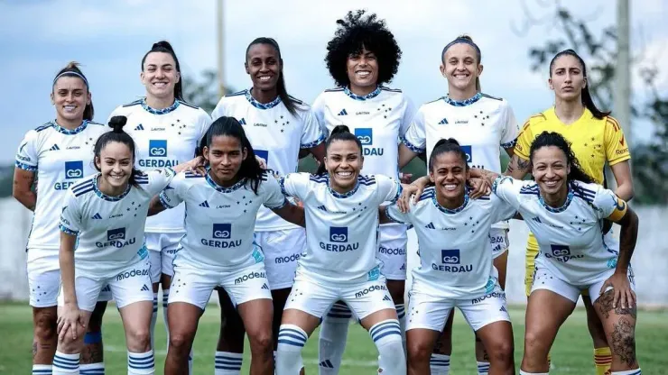 Jogadoras, do Cruzeiro posam para foto oficial antes do clássico  Campeonato Mineiro 2024
