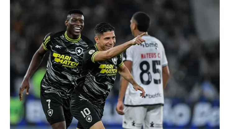 Savarino jogador do Botafogo comemora seu gol durante partida contra o Vasco pelo Campeonato Brasileiro A 2024. Foto: Thiago Ribeiro/AGIF