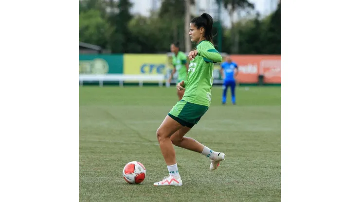 Isadora, jogadora do Palmeiras treina com as companheiras durante atividade coletiva no CT com foco no duelo de volta com a Ferroviária no Paulistão Feminino