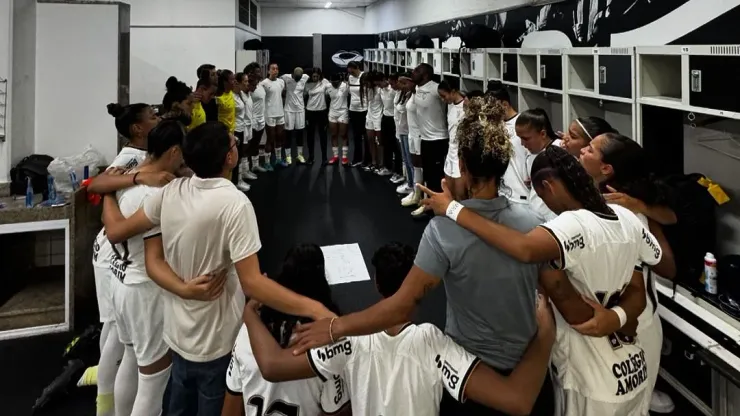 Jogadora do Corinthians Sub-20 reunidas no vestiário momentos antes do jogo decisivo contra o Botafogo na final do Brasileirão Sub-20, no Nilton Santos
