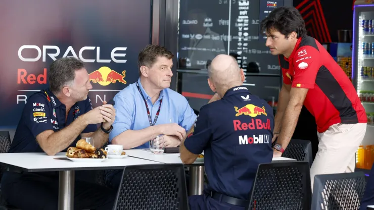 Sainz em conversa com membros da Red Bull em 2023
