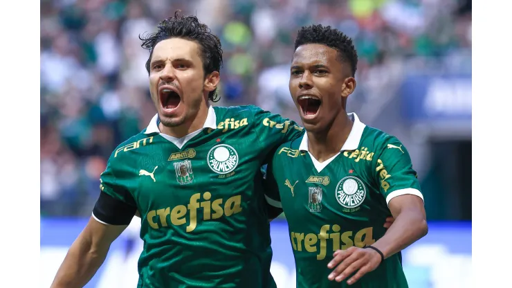 Estevao jogador do Palmeiras comemora seu gol com Raphael Veiga jogador da sua equipe durante partida contra o Fortaleza no estadio Arena Allianz Parque pelo campeonato Brasileiro A 2024. Foto: Marcello Zambrana/AGIF