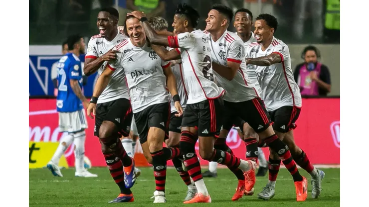 Jogadores do Flamengo comemoram gol diante da Raposa