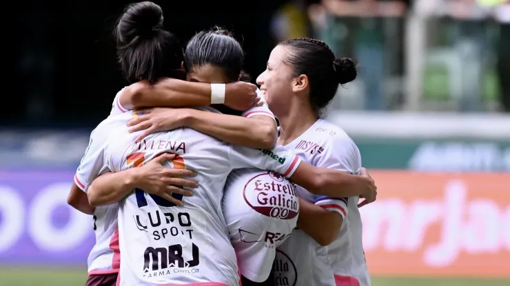 Jogadoras da Ferroviária comemoram gol contra o Palmeiras no jogo de volta do Paulistão Feminino 
