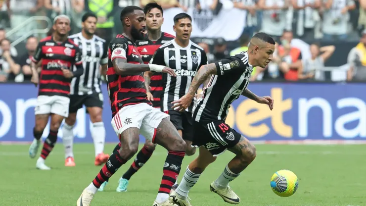 Guilherme Arana jogador do Atlético-MG disputa lance com Gerson jogador do Flamengo durante partida pela Copa Do Brasil 2024. Foto: Gilson Lobo/AGIF
