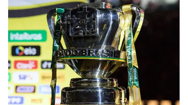 Troféu da Copa do Brasil. Foto: Robson Mafra/AGIF