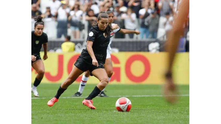 Millene, jogadora do Corinthians minutos antes de fazer o gol de empate contra o São Paulo no Paulistão Feminino, na Arena Neo Química