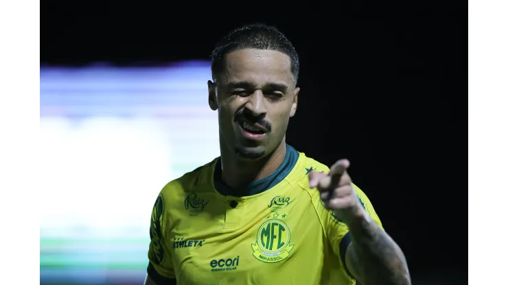 Dellatorre jogador do Mirassol comemora seu gol com jogadores do seu time durante partida contra o Coritiba no estadio Jose Maria de Campos Maia pelo campeonato Brasileiro B 2024. Foto: Pedro Zacchi/AGIF
