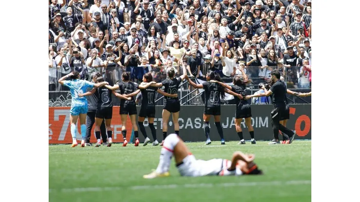 Goleira Lelê, do Corinthians comemora com as companheiras a classificação na final do Paulistão Feminino junto com a Fiel, na Arena Neo Química