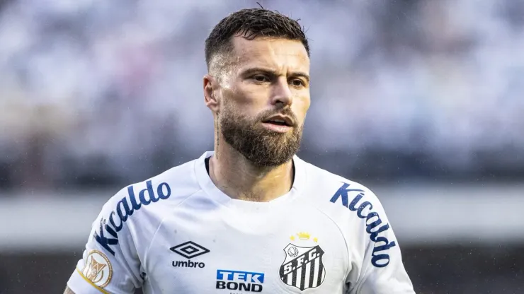 Organizada não quer Lucas Lima no Santos.
