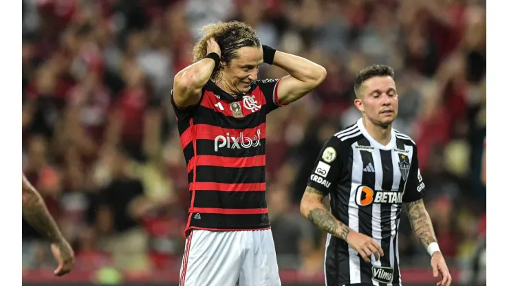 David Luiz jogador do Flamengo erra pênalti na partida contra o Atlético-MG no Maracanã pelo Campeonato Brasileiro A 2024. Foto: Thiago Ribeiro/AGIF