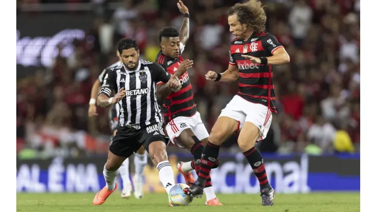 Bruno Henrique e David Luiz jogadores do Flamengo disputam lance com Hulk jogador do Atlético-MG durante partida no Maracanã pelo Campeonato Brasileiro A 2024. Foto: Andre Mourao/AGIF
