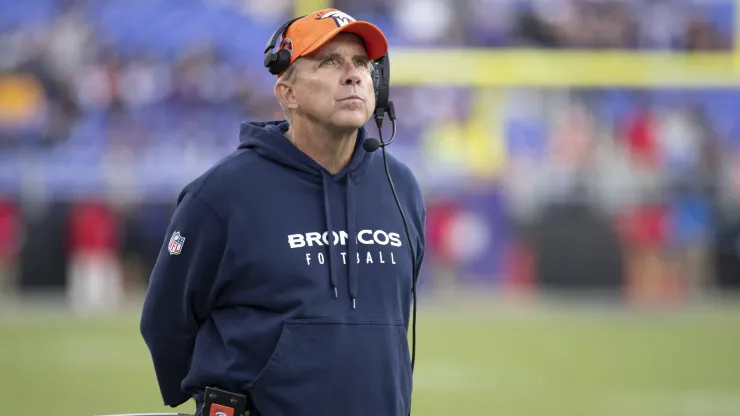Denver Broncos Head Coach Sean Payton fala sobre Chiefs. Foto de Charles Brock/Icon Sportswire 