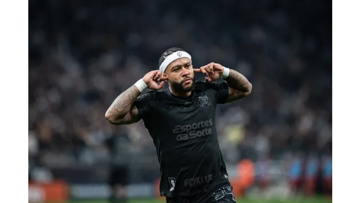 Memphis Depay comemorando gol pelo Corinthians pelo Campeonato Brasileiro 2024. Foto: Ronaldo Barreto/Thenews2/imago images 
