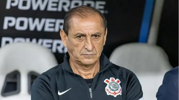 Foto: Divulgação/ Corinthians - Ramón Díaz na beira do campo acompanha partida do Corinthians