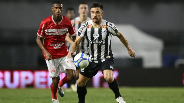 Santos x CRB terá transmissão ao vivo do Bolavip Brasil às 14h30 deste domingo (17). Foto: Marlon Costa/AGIF
