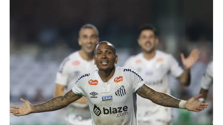 Otero jogador do Santos comemora seu gol durante partida contra o Coritiba no Estádio Couto Pereira pelo Campeonato Brasileiro B 2024. Foto: Hedeson Alves/AGIF