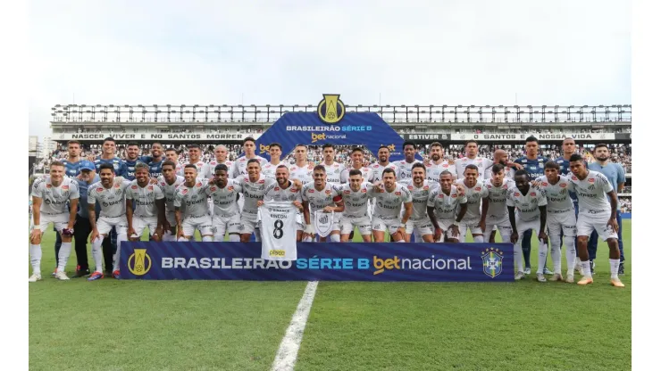 SP - SANTOS - 17/11/2024 - BRASILEIRO B 2024, SANTOS X CRB - Jogadores do Santos posam para foto de campeão do Campeonato Brasileiro B 2024. Foto: Reinaldo Campos/AGIF