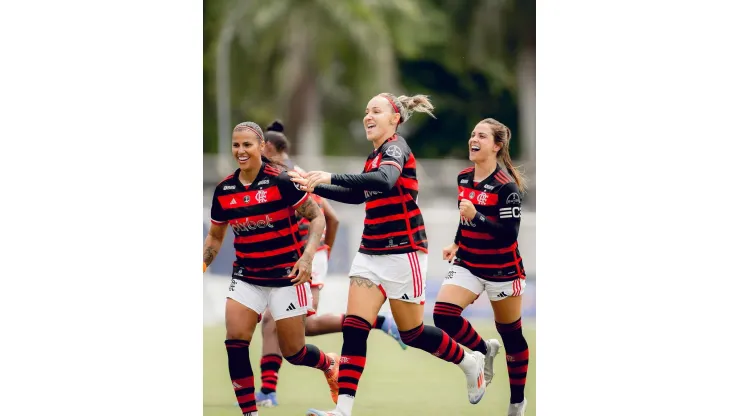 Crivelari do Flamengo comemora vitória sobre o Botafogo na semifinal do Carioca Feminino 