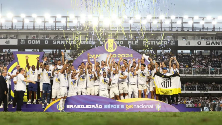 Jogadores do Santos comemoram titulo de campeão após partida contra o CRB na Vila Belmiro pelo Campeonato Brasileiro B 2024. Foto: Reinaldo Campos/AGIF
