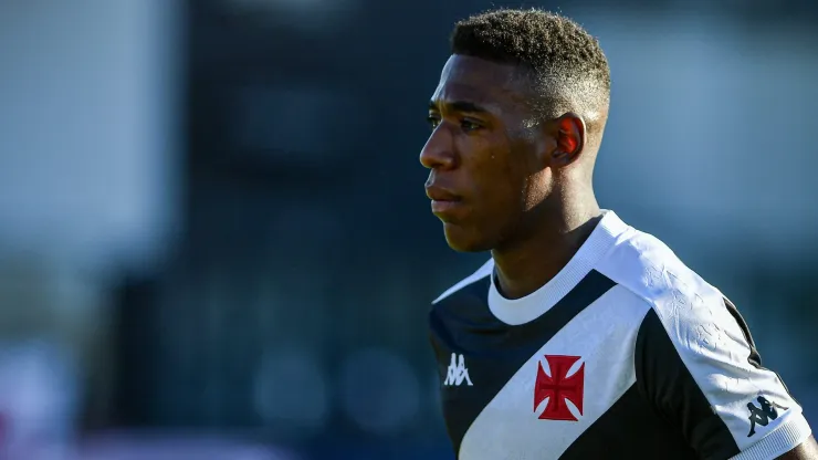 Abel Ferreira aprova novo zagueiro canhoto e Léo no Palmeiras é definido