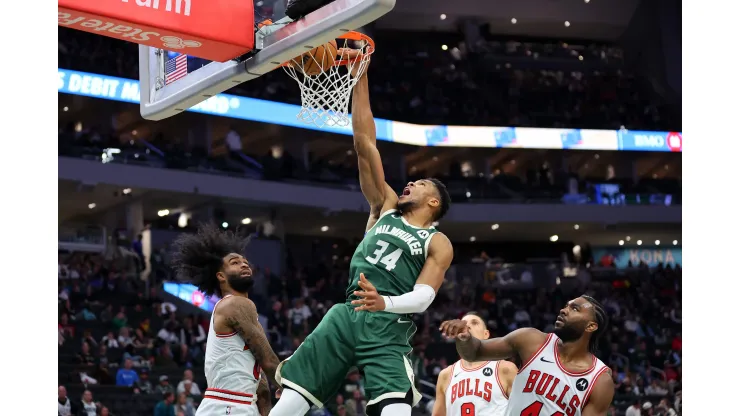 Giannis Antetokounmpo enterra contra os Bulls em Milwaukee (Photo by Stacy Revere/Getty Images) 