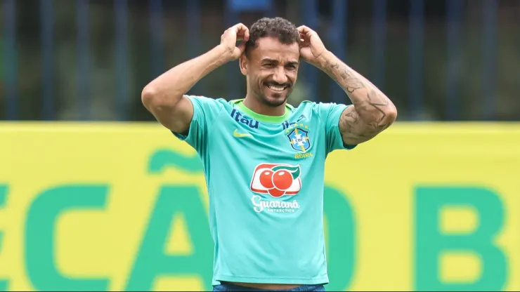 Danilo durante o treino da Seleção Brasileira