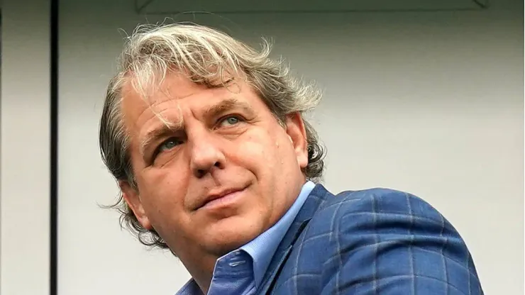 - Dono do Chelsea<br>
