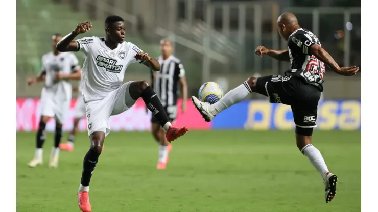 Mariano jogador do Atlético-MG disputa lance com Luiz Henrique jogador do Botafogo durante partida no Estádio Independência pelo Campeonato Brasileiro A 2024. Foto: Gilson Lobo/AGIF