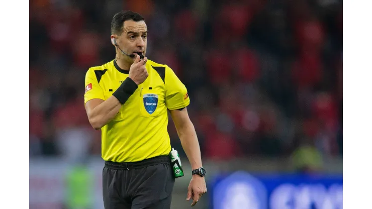 Beira-Rio Stadium Referee Esteban Ostojich URU, during the Bolivar and Internacional match, for the quarterfinals of the 2023 Copa Libertadores, at Beira-Rio Stadium, this Tuesday, 29. 30761 Max Peixoto / SPP PUBLICATIONxNOTxINxBRAxMEX Copyright: xMaxxPeixotox/xSPPx spp-en-MaPe-DSC_8573
