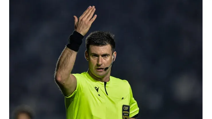 Árbitro Jonathan Benkenstein Pinheiro. Foto: Thiago Ribeiro/AGIF