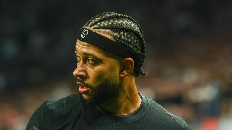 Depay em ação pelo Alvinegro.