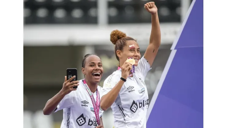 Paola comemora vitória do Santos sobre o Bragantino pela Copa Paulista Feminina ao lado da<br />
companheira de equipe Carol Baiana
