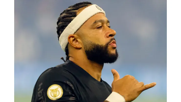 SP - SAO PAULO - 17/10/2024 - BRASILEIRO A 2024, CORINTHIANS X ATHLETICO-PR -  Menphins Depay jogador do Corinthians comemora seu gol durante partida contra o Athletico-PR no estadio Arena Corinthians pelo campeonato Brasileiro A 2024. Foto: Joisel Amaral/AGIF