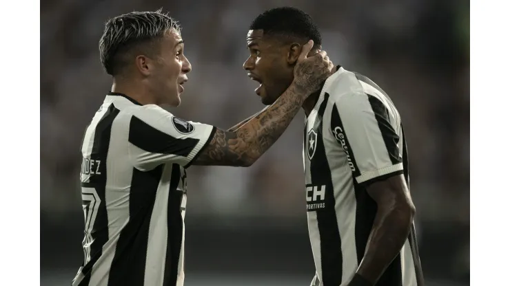 RJ - RIO DE JANEIRO - 08/05/2024 - COPA LIBERTADORES 2024, BOTAFOGO X LDU - Junior Santos jogador do Botafogo comemora seu gol com Diego Hernandez jogador da sua equipe durante partida contra o LDU no estadio Engenhao pelo campeonato Copa Libertadores 2024. Foto: Jorge Rodrigues/AGIF
