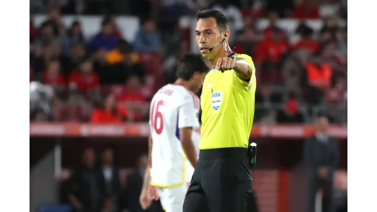 Futbol, Chile vs Venezuela. Eliminatorias al mundial 2026. El arbitro Facundo Tello dirige el partido de las clasificatorias al mundial de la Fifa 2026 entre Chile y Venezuela disputado en el estadio Nacional de Santiago, Chile. 19/11/2024 Jonnathan Oyarzun/Photosport Football, Chile vs Venezuela. 2026 FIFA World Cup, WM, Weltmeisterschaft, Fussball qualifiers. Referee Facundo Tello leads a 2026 Fifa World Cup qualifier match between Chile and Venezuela at the National stadium in Santiago, Chile. 19/11/2024 Jonnathan Oyarzun/Photosport Chile vs Venezuela, eliminatorias al mundial 2026 PUBLICATIONxNOTxINxCHI
