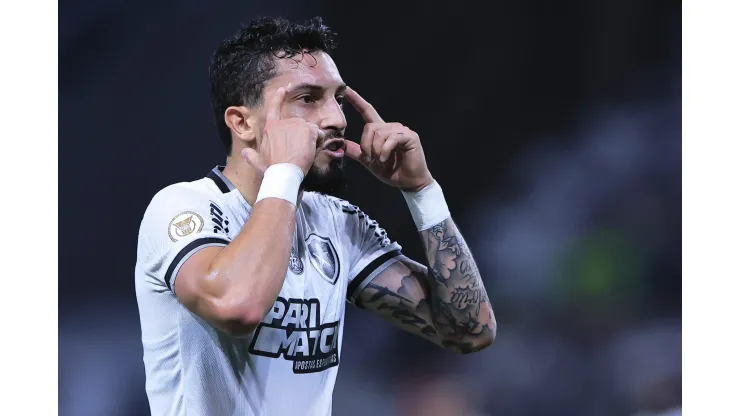 SP - SAO PAULO - 26/11/2024 - BRASILEIRO A 2024, PALMEIRAS X BOTAFOGO - Alex Telles jogador do Botafogo durante partida contra o Palmeiras no estadio Arena Allianz Parque pelo campeonato Brasileiro A 2024. Foto: Ettore Chiereguini/AGIF
