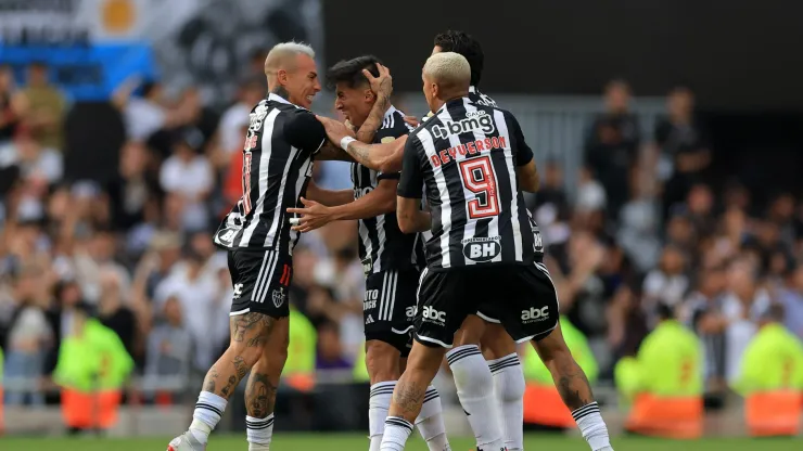 Vargas comemora gol com jogadores do Galo. Photo by Buda Mendes/Getty Images
