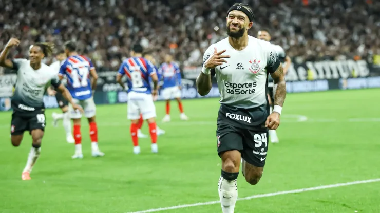 Depay marca dois gols em triunfo do Corinthians por 3 a 0 sobre o Bahia na Neo Química Arena
