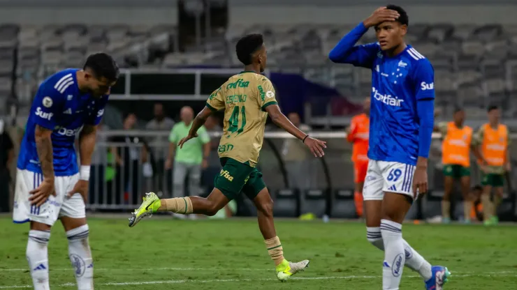 Estevão marca golaço de fala no final e faz o Palmeiras respirar por aparelhos na luta pelo título do Brasileirão