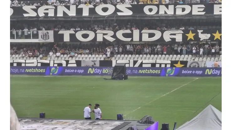 MC Lon se apresentando neste momento. Foto: Rodrigo Ribeiro