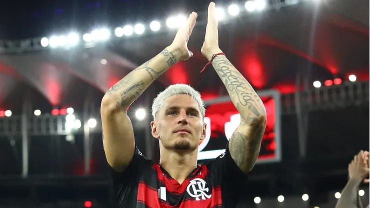 Varela ganha grande destaque no Flamengo e renovação contratual esquenta