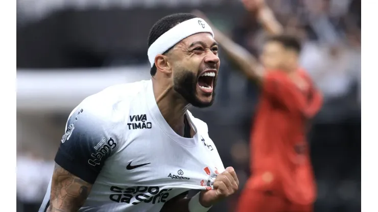 Memphis Depay comemorando um de seus dois gols em Corinthians x Sport. Foto: Marcello Zambrana/AGIF