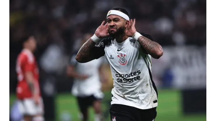 Memphis Depay comemorando gol pelo Campeonato Brasileiro A 2025. Foto: Ettore Chiereguini/AGIF