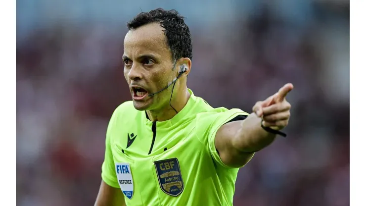 Árbitro Sávio Pereira Sampaio.  Foto: Thiago Ribeiro/AGIF