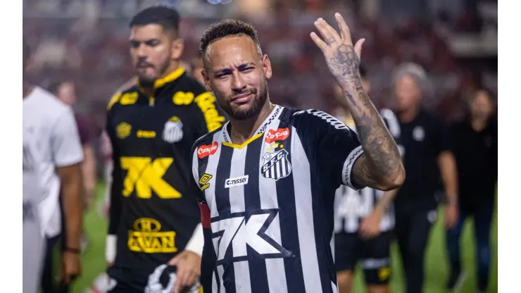 Neymar provoca torcida do CRB, após eliminação nos pênaltis, estádio Rei Pele pelo campeonato Copa Do Brasil 2025. Foto: Itawi Albuquerque/AGIF