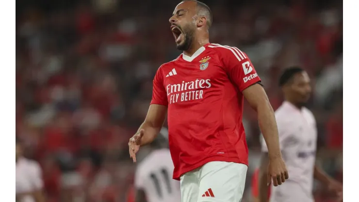 Arthur Cabral ainda tem futuro indefinido no mercado