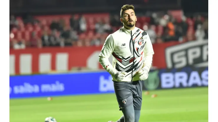 SP - SAO PAULO - 12/06/2025 - BRASILEIRO A 2025, SAO PAULO X VASCO -Goleiro Rafael jogador do Sao Paulo durante aquecimento antes da partida contra o Vasco no estadio Morumbi pelo campeonato Brasileiro A 2025. Foto: Jota Erre/AGIF