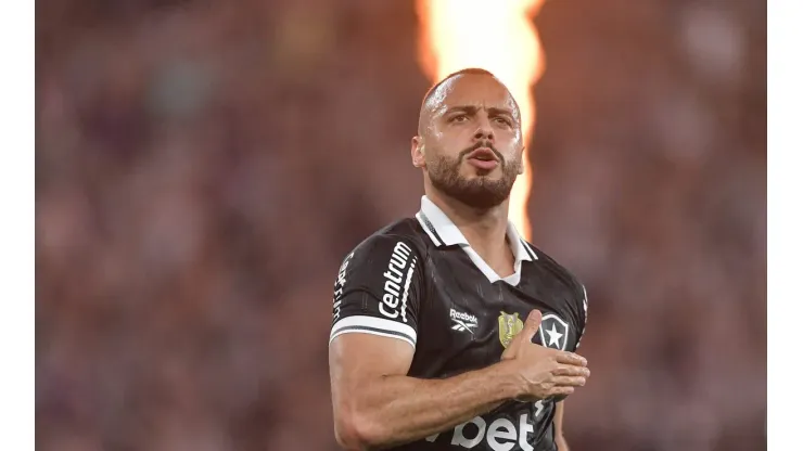 Arthur Cabral comemorando gol pelo Botafogo. Foto: Thiago Ribeiro/AGIF